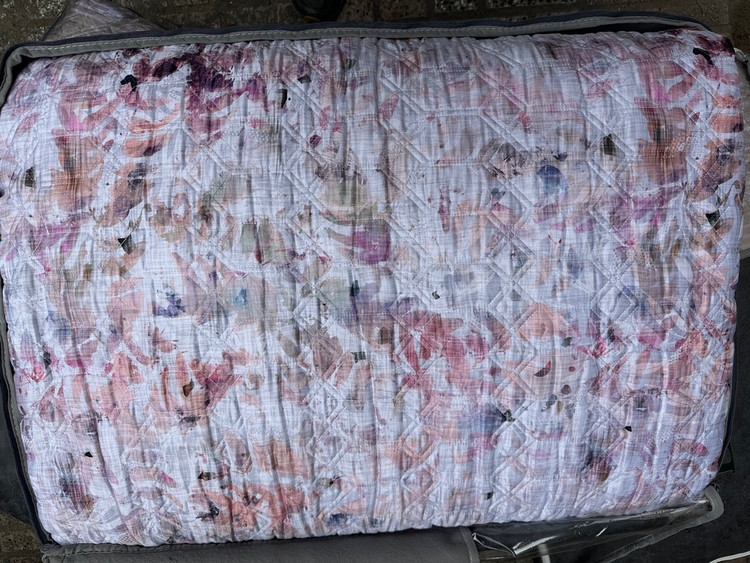 تشک مهمان سهتکه ELi شامل تشک ۱۹۰×۹۰، بالش ۵۰×۷۰ و لحاف روانداز یکونیمنفره قواره بزرگ؛
